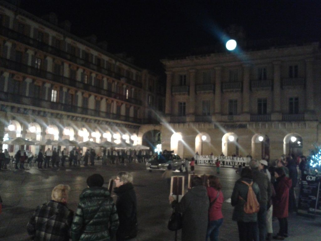 Z tohoto pohledu mrazí: tichá demonstrace za vězně ETA na Plaza Constitutional umocněná úplňkem